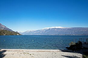 Borgo Degli Ulivi shared pool- 200m lake