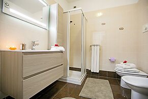 Borgo Degli Ulivi shared pool- 200m lake