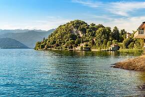 Casa Fiorita Pool and Lake