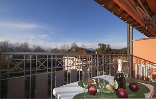 Casa Fiorita Pool and Lake
