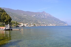 Liano Iris - Terrace & parking place