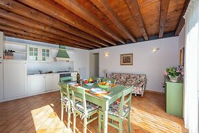 Liano Iris - Terrace & parking place