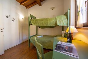 Liano Rosa-view Lake & Parking