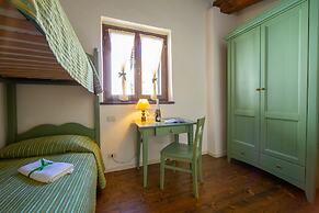 Liano Rosa-view Lake & Parking