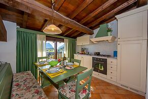 Liano Rosa-view Lake & Parking