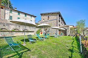 Liano Rosa-view Lake & Parking