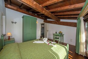 Liano Rosa-view Lake & Parking