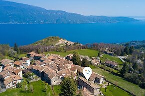 Liano Rosa-view Lake & Parking