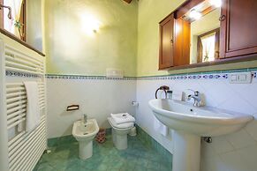 Liano Rosa-view Lake & Parking