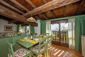 Liano Rosa-view Lake & Parking