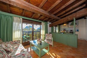 Liano Rosa-view Lake & Parking