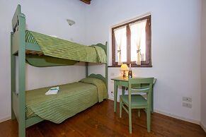 Liano Rosa-view Lake & Parking