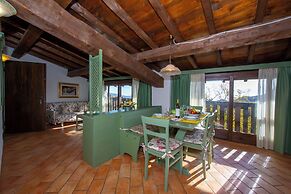 Liano Rosa-view Lake & Parking