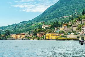 Liano Rosa-view Lake & Parking