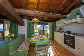 Liano Rosa-view Lake & Parking