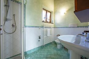 Liano Rosa-view Lake & Parking