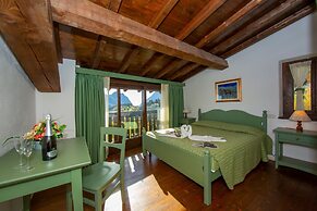 Liano Rosa-view Lake & Parking