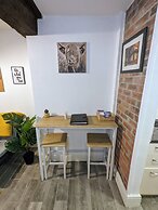 Cosy Riverside Apartment - Woodsmill Quay Free Parking
