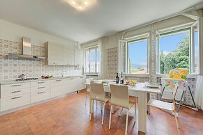 Margherita Near Lake - Family Friendly