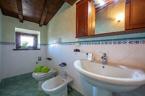 Liano Violetta -view Lake & Parking