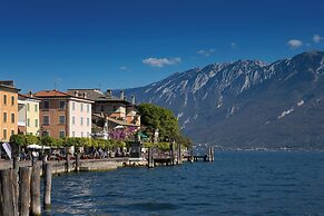 Liano Violetta -view Lake & Parking