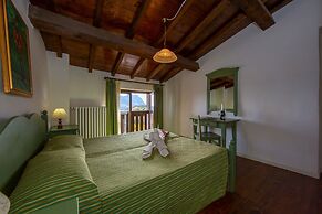 Liano Violetta -view Lake & Parking