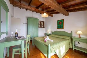 Liano Violetta -view Lake & Parking