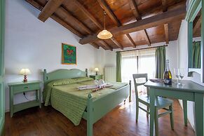 Liano Violetta -view Lake & Parking