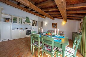 Liano Violetta -view Lake & Parking