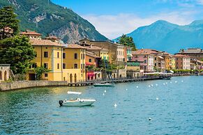 Liano Violetta -view Lake & Parking