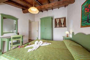 Liano Violetta -view Lake & Parking