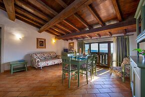 Liano Violetta -view Lake & Parking