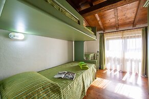 Liano Violetta -view Lake & Parking