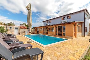 Pool & Fun House Betiga 1 With gym