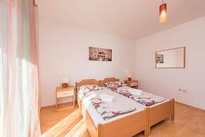 Family Friendly Pool House Ana