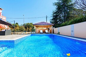 Family Friendly Pool House Ana