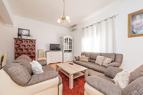 Family Friendly Pool House Ana