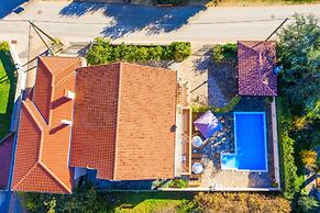 Family Friendly Pool House Ana