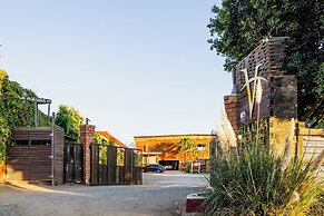 Capital O Hotel Villa Azura