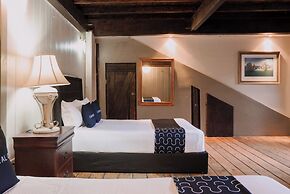 Capital O Hotel Villa Azura