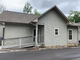 Carr's Northside Motel and Cottages