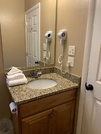 Carr's Northside Motel and Cottages