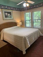 Carr's Northside Motel and Cottages