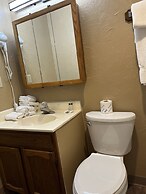 Carr's Northside Motel and Cottages