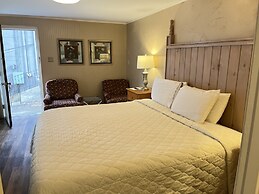 Carr's Northside Motel and Cottages