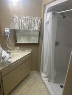 Carr's Northside Motel and Cottages