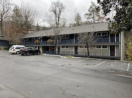 Carr's Northside Motel and Cottages