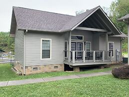 Carr's Northside Motel and Cottages