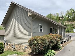 Carr's Northside Motel and Cottages