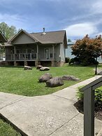 Carr's Northside Motel and Cottages